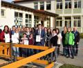 Bild: bnr
Die Verleihung des Prädikates Naturpark-Schule und Naturpark-Kita war ein großer Tag für die Gemeinde. Mit Stolz nahmen Schulleiterin Silke Schmid, Kindergartenleiterin Sabine Maderer, Schülersprecherin Eva Lehner und Bürgermeister Martin Schwandner (mit Urkunde von links) die Auszeichnung durch Landrat Thomas Ebeling ( links) am neuen Schulgarten entgegen.