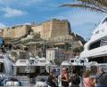 Bild: km
Über dem Yachthafen von Bonifacio thront die mächtige Zitadelle mit den verwinkelten Gassen der Altstadt. Das über 60 Meter hohe Kalk- und Sandsteinplateau fällt fast senkrecht zum Meer ab. Die Küste Sardiniens liegt nur 18 Seemeilen entfernt.