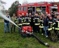 Bild: mef
Die Maschinisten der Feuerwehr Floß um Kommandant Felix Müller (rechts) lassen sich die Funktion der neuen Tragkraftpumpe von Stefan Ludwig (Sechster von rechts) erklären.