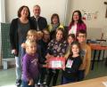Bild: exb
Die lesebegeisterten Schüler sicherten ihrer Klasse den Eis-Gutschein. Mit im Bild Bürgermeister Richard Tischler, Lisa Eger (Stadtbücherei), Klassenleiterin Edith Pfeiffer und Rektorin Silke Schmid.