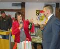 Bild: adj
Freie-Wähler-Kreisvorsitzende Gabriela Bäumler wünscht Landratskandidat Tobias Groß für den Wahlkampf stets Mumm und prickelnde Ideen.