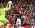 Bild: Daniel Karmann/dpa
Jahn-Keeper Alexander Meyer (links) wurde in der Schlussphase der Partie in Nürnberg zum Derbyhelden. Erst holte er einen Eckball raus, danach bereitete er den späten Ausgleich vor.