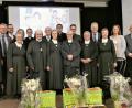 Bild: wbe
Schwester Cortona, Schwester Silana und Schwester Elsbeth (Zweite, Dritte und Vierte von links) und viele Ehrengäste bei der Verabschiedung.