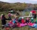 Bild: bö
Die Ernte ist eingebracht: Am Kartoffelfeuer machen die Kinder Brotzeit mit Steckerlwürstl vom Obst- und Gartenbauverein.