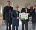 Bild: jr
155.000 Euro fließen aus der Leader-Förderung für das Theres-Neumann-Museum im Schafferhof. Der Förderbescheid wurde am Freitag im Museum übergeben. Mit dabei waren (von links) Florian Preisinger, Bürgermeister Max Bindl, Landrat Wolfgang Lippert und Leitender Landwirtschaftsdirektor Wolfgang Wenisch.
