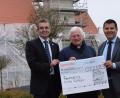 Bild: bö
Für die Sanierung der Pfarrkirche St. Michael in Vilshofen überreichten Karl Schlagbauer (links) und Michael Doblinger (rechts) von der Raiffeisenbank Unteres Vilstal einen Scheck über 2500 Euro an Pfarrer Gottfried Schubach.