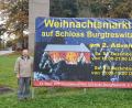 Bild: gi
Fleißige Helfer mit den Vorsitzenden Thomas Hupfauf (rechts) und Wolfgang Mayer (links) haben am Ortsausgang in Richtung Vohenstrauß bereits die große Werbetafel für den Weihnachtsmarkt aufgestellt.