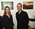 Bild: hcz
MdL Christoph Skutella, Sarah Wolf und Fotograf Johannes Rösch. Im Hintergrund zwei Bilder, die der Sophie- Scholl- Realschullehrer auf den Lofoten aufgenommen hat.