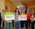 Bild: jma
Die Gewinner des Nachhaltigkeitspreises 2019: Obst- und Gartenbauverein Großschönbrunn (vorne, links) sowie die Mittelschule Auerbach (vorne, rechts) mit Eva Birkmüller (links) und Vorstand Michael Sommer (hinten).