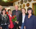 Bild: fue
Uli Roth, Gisela Birner, Brigitte Scharf, Annette Karl und Karin Hüttner (von links) freuten sich mit Thomas Döhler (Dritter von rechts) über dessen Landratskandidatur.