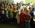 Bild: mng
Die Bücherei bietet ein besonderes Ambiente für die Halloween-Lesung: 56 Kinder, viele davon verkleidet, lauschen den schaurig-schönen Geschichten, die Jenny Hochholzer und Carola Lindner vorlesen.