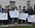 Bild: ws
Über den Erlös aus dem Pfarrfest dürfen sich die Kindergärten der Stadt sowie der Caritas-Kinderhort freuen. Die wurden mit je 1300 Euro bedacht. Im Bild (von links) Stadtpfarrer Georg Flierl, Festleiter Anton Frötschl, Monika Zeitler (Kath. Kindergarten), Silvia Markowski und Maria Üblacker (Städt. Kindergarten/Kinderkrippe), Christine Burkhard (Caritas-Kinderhort), Pfarrgemeinderatssprecherin Edith Schön und Ursula Roper (Evang. Kindergarten).