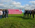 Bild: jr
Die CSU-Ortsverbände Leonberg und Mitterteich stellten bei Themenreuth das erste Banner „Regionale Wertschöpfung statt Stromtrasse“ auf. Mit dabei waren Initiator Max Zintl, Mitterteichs CSU-Ortsvorsitzender Stefan Grillmeier, Bürgermeister Roland Grillmeier (Zweiter bis Vierter von rechts), Kreisbäuerin Irmgard Zintl (Vierter von links) sowie Markus Übelmesser vom CSU-Arbeitskreis Ernährung, Landwirtschaft und Forsten (Zweiter von links) .