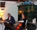 Bild: prh
Eine schaurig schöne Stimmung herrschte bei der dritten Sitzweil des Oberpfalzvereins im Ledererhof. Peter Märkl und Karin Ehrmann (von links) trugen neben den "Zupfer-Moidln" und Roswitha Jobst und Ernst Umann mit Liedern, Geschichten, musikalischer Untermalung und Bildern zum Gelingen der Veranstaltung bei.