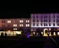 Bild: Petra Hartl
Wenn die Medientechniker den Innenhof des OTH-Campus in Beschlag nehmen, werden nüchterne Gebäudefassaden zu riesigen Projektionsflächen. 	Bild: Hartl