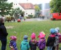 Bild: ema
Interessiert verfolgen die Kinder die Arbeit der Feuerwehrmänner.