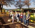 Bild: bnr
Gerhard Meindl vom Gartenbauverein legt mit den Kindern den neuen Schulgarten an.