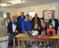 Bild: ak
Roland Kempin (von links) mit Ehefrau, Markus Pöhlmann, Josef Dötterl, Stefan Brem, Alexander Sporr (kniend), Bürgermeister Günter Kopp und Wolfgang Liedl freuen sich über den Erfolg der Kaninchenausstellung.