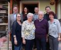 Bild: cs
Der Jubilar Karl Heberl mit Ehefrau Veronika, den Töchtern Cordula Raß (links) und Marion Eschenweck (rechts), und (hintere Reihe, von rechts) Dekan Markus Flasinski, Josef Deinzer, Kerstin Grüner und Bürgermeister Joachim Neuß.