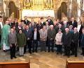 Bild: boj
Die Ehejubilare der Pfarreiengemeinschaft Teunz – Niedermurach – Pertolzhofen mit Pastoralreferent Andreas Holzfurtner und Pfarrer Herbert Rösl (von links) sowie Pastoralreferent Andreas Hartung (hintere Reihe, Vierter von links), stellten sich zum erinnerungsbild. Die 14 Paare brachten es auf insgesamt 637 Ehejahre.