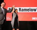 Bild: Jan Woitas/dpa
Bodo Ramelow (Die Linke), Ministerpräsident von Thüringen, kommt mit seiner Ehefrau Germana Alberti vom Hofe zur Wahlparty.