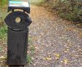 Bild: gi
Kratzereien an der Stele, dem Natur-Navi, im Kurpark Moosbach verunstalten die neue Infostelle.