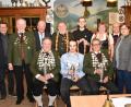 Bild: hcz
Die Schützenkönige (vorne), die Vizekönige (mit Wurstketten dahinter), Schützenmeister Alois Lukas (Zweiter von links) und die Ehrengäste feiern den Höhepunkt des Schützenjahrs.