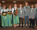 Bild: sön
Stellvertretender Schützenmeister Thorsten Malotta und Bürgermeister Erwin Geitner (von rechts) gratulierten gemeinsam mit Schützenmeister Thomas Graf (links) den neuen Würdenträgern Schützenliesl Michaela Krämer und Schützenkönig Samuel Fritz (Vierter und Fünfter von links), den Zofen Erika Buchholz und Heidi Malotta sowie den Rittern Bastian Klever und Manfred Hiermann (ab Zweiter von links).