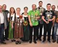 Bild: rgr
Dominik Kormann (Sechster von links) ist neuer Schützenkönig bei den Eichenlaub-Schützen. Norman Lehner (rechts daneben) darf sich nun Bogenkönig nennen und Hannes Dobmeier (Dritter von rechts) Jugendkönig. Gerlinde Friedrich (Vierte von links) trägt den Titel der Schützenliesl.