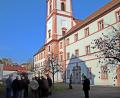 Bild: jma
Die Heimatforscher unternehmen mit Kirchenführer Luitpold Dietl einen Rundgang durch die Klosteranlage.
