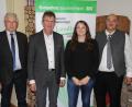 Bild: ral
Neu in der Fachberatung des BBV-Kreisverbandes ist Alexandra Gietl (Zweite von rechts). Mit im Bild (von links) Landwirtschaftsdirektor Georg Mayer, BBV-Kreisobmann Josef Irlbacher und BBV-Geschäftsführer Josef Wittmann.