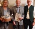 Bild: ksi
Bernhard Hübl (links) und Hans Seigner (rechts) überreichten Elmar Heimerl die Goldene Ehrennadel mit Urkunde für 60 Jahre Mitgliedschaft.