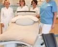 Bild: Klinikum Fichtelgebirge/exb
Die Chefärztin der Frauenklinik Dr. Maria Dietrich, Stationsleiterin Kathrin Schwientek, stellvertretende Stationsleiterin Christina Fraas und Hebamme Johanna Wiesner (von links) freuen sich über das moderne Entbindungsbett.