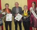 Bild: Schönberger, Ferdinand [fsb]
Die geehrten Mitglieder Hannelore Geisler (Zweite von links) und Josef Schaller (Dritter von links) mit stellvertretender Kreisvorsitzender Rita Rosner (links), Holunderkönigin Sandra Neubeck und Kreisvorsitzendem Albert Nickl (rechts=