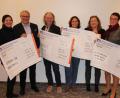 Bild: exb
Vollbepackt mit riesigen Schecks sind (von links) Lisa Schöner, Thomas Ebnet, Hubert Schober, Joanna Ostaszewska, Lions Präsidentin Andrea Schubert und Petra Helgert.