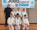 Bild: shu
Starkes Ergebnis für den Judo-Verein Sulzbach-Rosenberg: (stehend, von links) Betreuer Fabian Immler mit den Medaillengewinnern Sebastian Marx, Jonas Scharping, Michael Perrey, (knieend, von links) Leon Beidin, Diego Schnellinger und Adrian Knaus. Es fehlt Ilja Serebrennikov.
