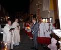 Bild: kaz
Kirchenpfleger Reinhard Herr (Mitte) hieß Pfarrer Thomas Kraus (vorn, Zweiter von links) vor der Stadtpfarrkirche herzlich willkommen.