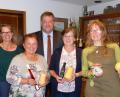 Bild: jp
Die Preisträger der Wettbewerbs „Birnenkürbisse-Butternut“ des Kastler Vereins für Gartenbau und Landespflege im Kastler Forsthof: von links Linda Lorenz, Agnes Fasoldt, Stefan Braun, Christa Gottschalk und Christiane Barthl.