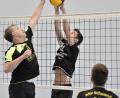 Bild: Ziegler
Der Schnaittenbacher Zuspieler, Spielertrainer und Kapitän Sebastian Scholz (rechts hinten) blockt den Angriff des Schwender Außenangreifers Frank Langner (links vorne).