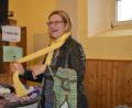 Bild: lue
Susanne Herold findet bei der Kleidertauschparty einen gelben Schal und probiert ihn gleich an.