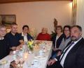 Bild: fla
Anni Müller (Mitte) feiert ihren 95. Geburtstag. Zum Gratulieren kamen auch Pfarrer Norbert Götz, Dorfsprecher Andreas Bodensteiner, Sieglinde Zielbauer (Frauenbund), Gabriele Holfelner (Frauenbund), Elisabeth Lukas (Pfarrgemeinderat) und Bürgermeister Josef Beimler (von links).
