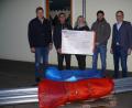 Bild: kgg
Bei der Übergabe der Spende in Form eines symbolischen Schecks, von links Stadtbaumeister Hubert Siller, Michael Scharnagl ("Sk8-Crew" Waldsassen), Katja Bloßfeldt (Junge Union), Florian Zimmert ("Save the Scene") und Bürgermeister Bernd Sommer.