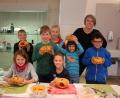 Bild: sne
Irene Fritz zeigt den Kindern, wie sie den Kürbis bearbeiten müssen. Die Auswahl der Kinder ist äußerst kreativ.