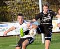 Bild: heh
Der SV Neusorg und der TSV Reuth trennten sich 1:1. Hier kämpfen der Neusorger Raphael Herold (rechts) und Alexander Schraml um den Ball.