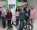 Bild: u
Rektorin Gabriele Krettner (rechts) und die Grundschulkinder haben gut lachen, als ihnen die Elternbeiratsvorsitzende Ramona Beyerlein ein nagelneues, etwa 300 Euro teures Fahrrad übergab – finanziert von Förderkreis und Elternbeirat der Grund- und Mittelschule.