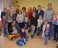Bild: jr
Zum Tag der offenen Tür hatte der Kindergarten St. Hedwig anlässlich des zehnjährigen Bestehens der Kinderkrippe „Kuschelbärchen“ eingeladen. Die Glückwünsche der Stadt überbrachte Zweiter Bürgermeister Stefan Grillmeier (Vierter von rechts). Kindergartenleiterin Regina Schiffmann (hinten, Dritte von links) freute sich über viele Besucher.