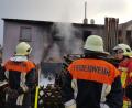 Bild: wih
Wegen des Brandes am Ortsausgang von Hirschau sind rund 70 Einsatzkräfte vor Ort. Die B 14 musste in beide Richtungen gesperrt werden.