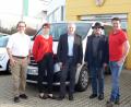 Bild: lep
Bürgermeister Jürgen Kürzinger (Mitte) und Bauhofleiter Jörg Dollhopf (rechts daneben) nehmen das neue Gemeindefahrzeug von Mitarbeitern des Pegnitzer Autohauses entgegen.
