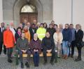 Bild: fvo
Am Waldthurner Kirchplatz, links neben der Eingangstür zur Kirche St. Sebastian, wird die erste Sitzbank platziert. Für das Pressefoto wurde die Sitzgelegenheit kurzerhand nach vorne gestellt.