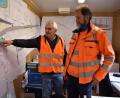 Bild: lue
Bauaufseher Richard Trescher (von rechts) und Projektleiter Hans Gschrey vom Staatlichen Bauamt zeigen den bisherigen Verlauf der Bauarbeiten auf der Bundestraße B299 und den neuen Gemeindeverbindungsstraßen daneben.